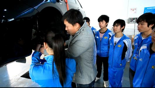 學(xué)汽車運用與維修專業(yè)去哪里？來德州躍華學(xué)校吧