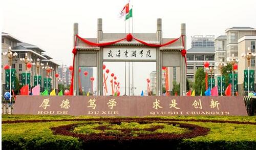 武漢東湖學(xué)院宿舍環(huán)境怎么樣？管得嚴(yán)不嚴(yán)？